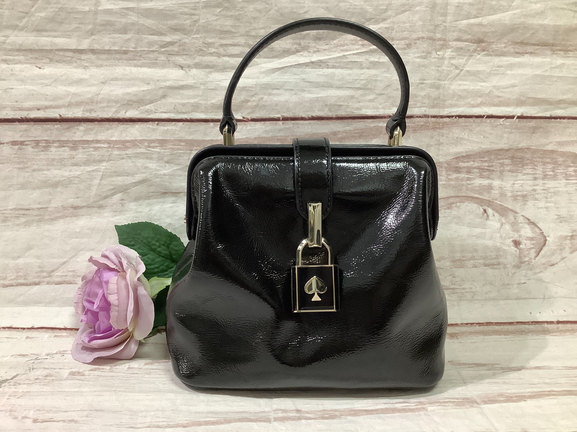 ファッションなデザイン スマホで購入】kate spade（ケイトスペード）レメディパテント バッグ