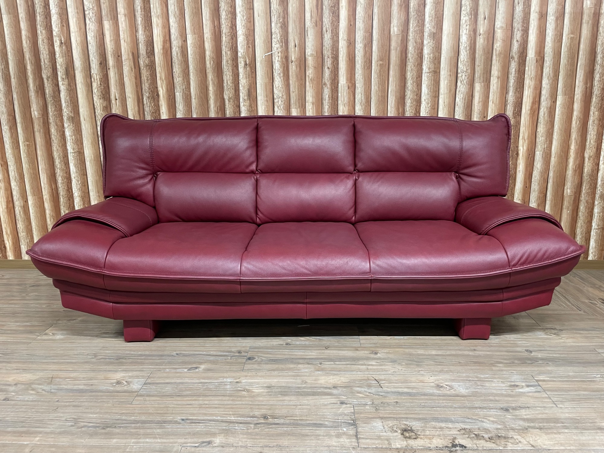 3人掛けソファー（ 半革 レッド）を買取入荷致しました！｜2025年02月