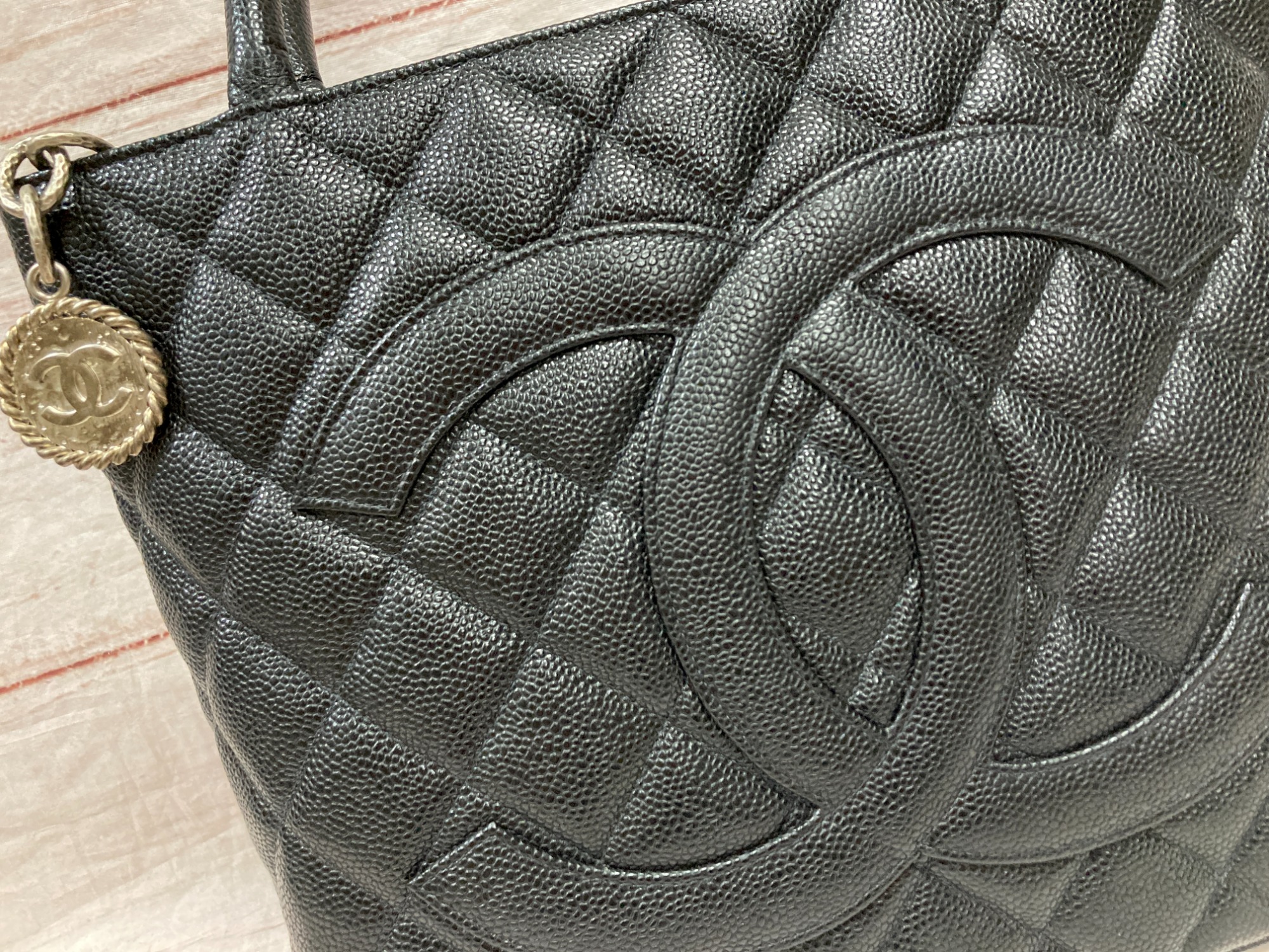 スマホで購入】CHANEL(シャネル)の復刻トートバッグを買取入荷 スマホで購入】CHANEL(シャネル)の復刻トートバッグを買取入荷