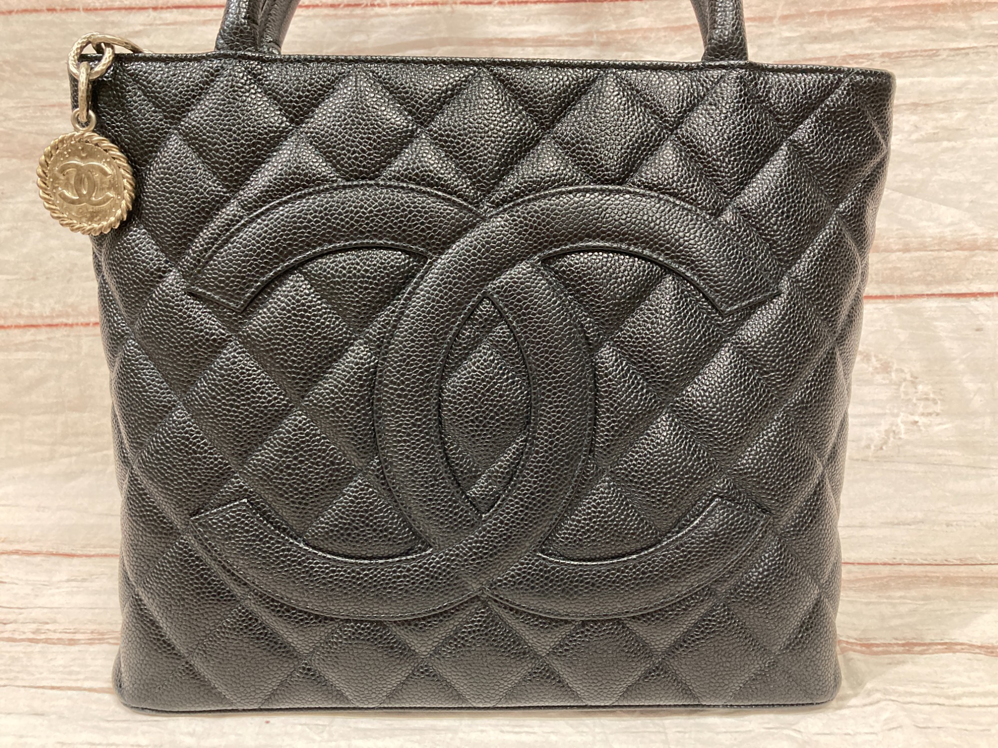 スマホで購入】CHANEL(シャネル)の復刻トートバッグを買取入荷 スマホで購入】CHANEL(シャネル)の復刻トートバッグを買取入荷