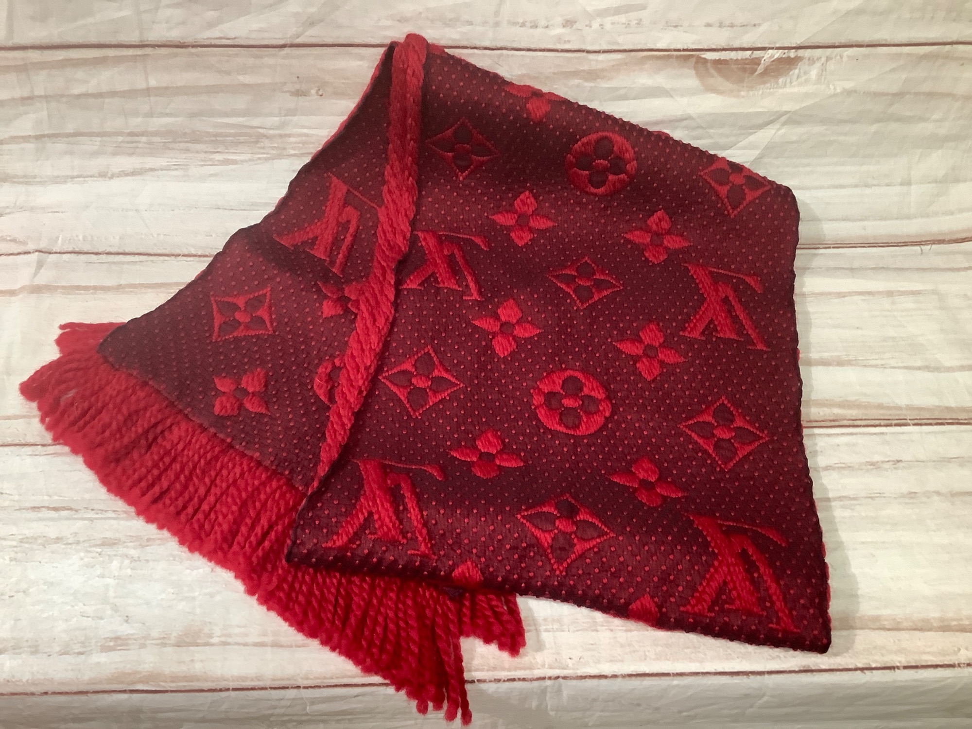 LOUIS VUITTON ロゴ入りマフラー レッド Louis Vuitton(ルイヴィトン) マフラー エシャルプ・ロゴマニア