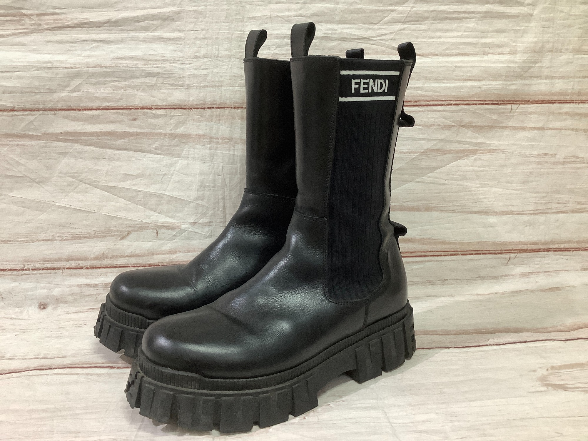 FENDI (フェンディ) サイドゴアブーツ SIZE22.5cm を買取入荷しました