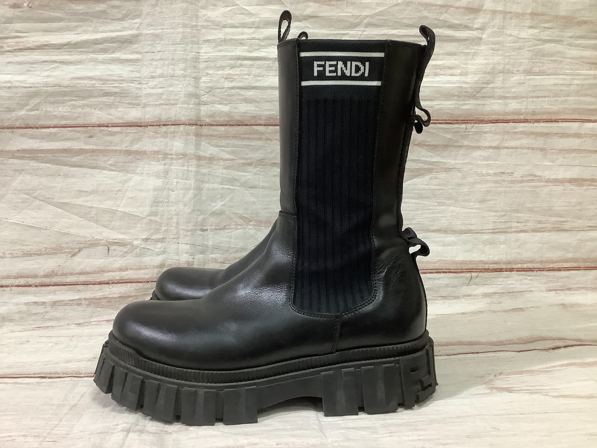 箱付き 限定品 FENDI フェンディ ブーツ ローマンレザー FENDI (フェンディ) サイドゴアブーツ SIZE22.5cm を買取入荷しました