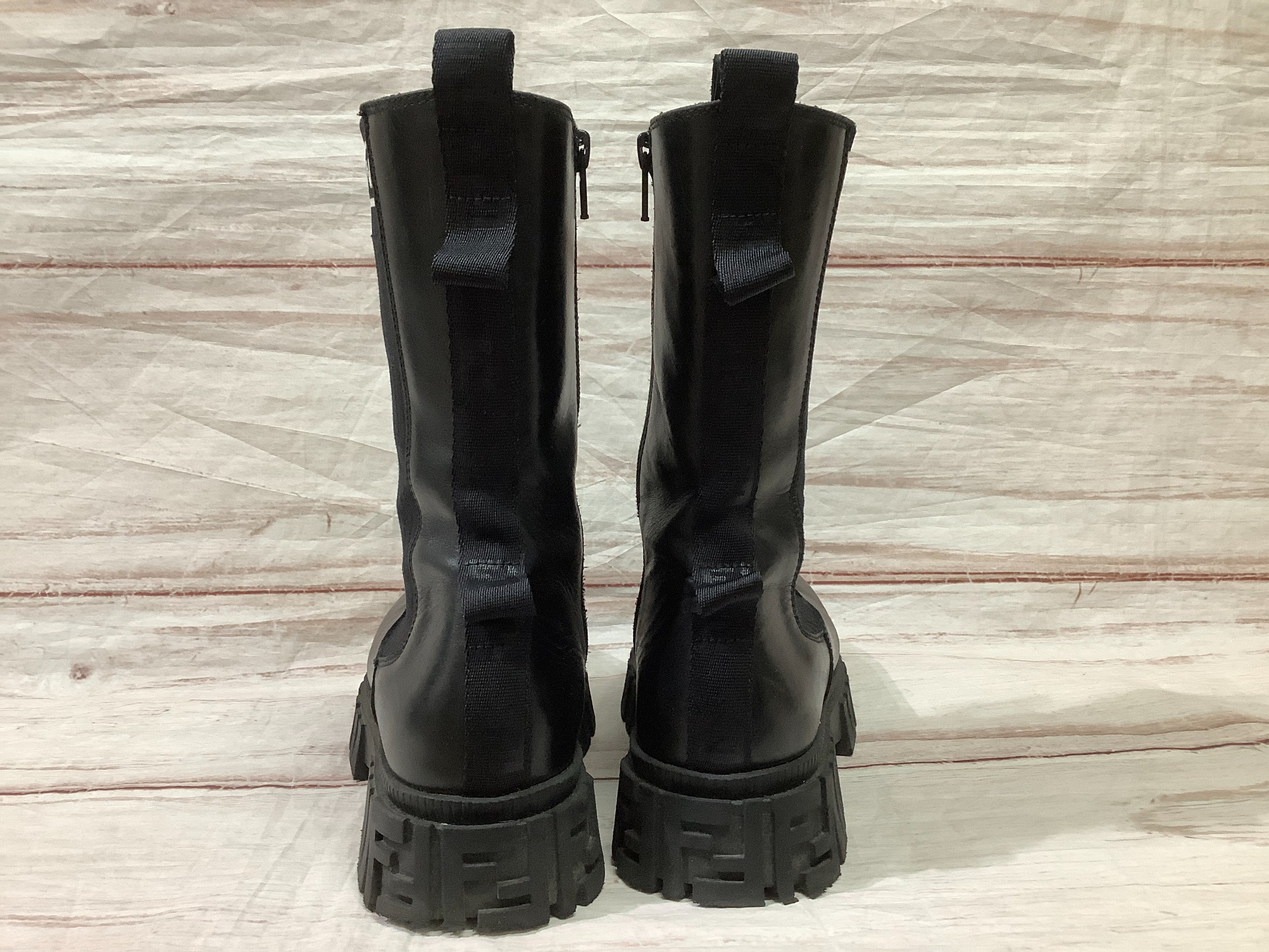 FENDI (フェンディ) サイドゴアブーツ SIZE22.5cm を買取入荷しました