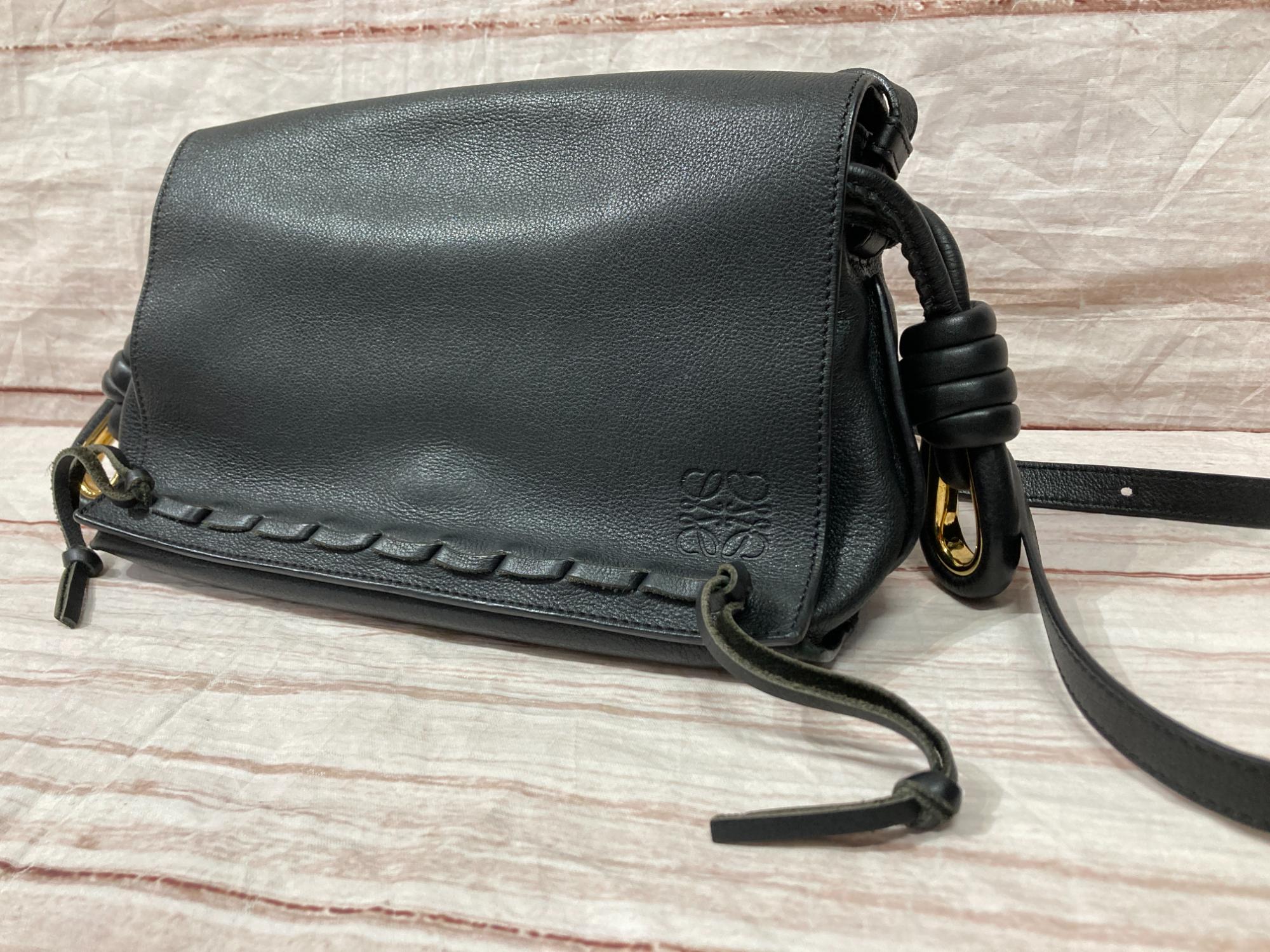 LOEWE　黒レザー フラップ付きショルダーバッグ　難あり LOEWE（ロエベ）フラップショルダーバッグ 17AW 程度B が買取入荷しま