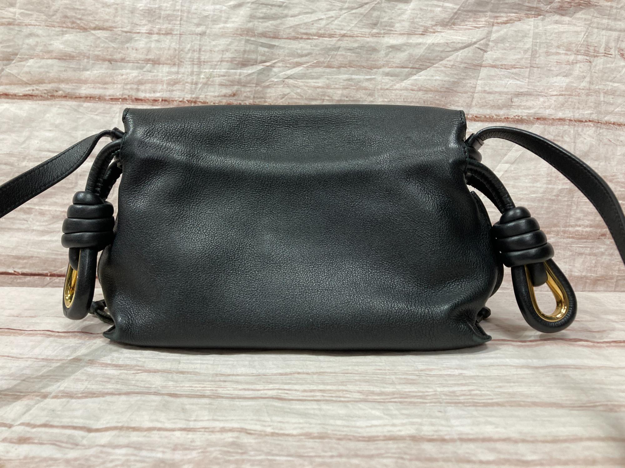 LOEWE　黒レザー フラップ付きショルダーバッグ　難あり LOEWE（ロエベ）フラップショルダーバッグ 17AW 程度B が買取入荷しま