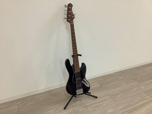 中古楽器店のエレキベース　中古