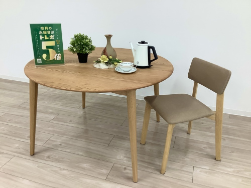 家具のテーブル