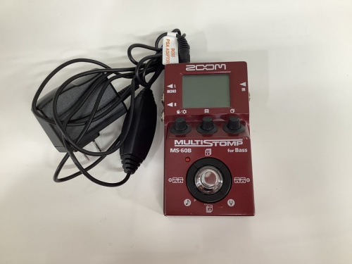 中古楽器店のベース