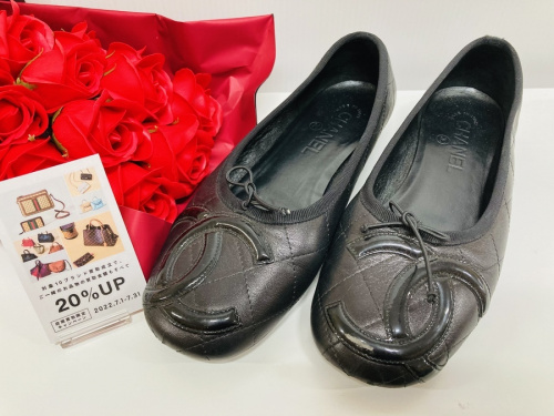 ブランド・ラグジュアリーのフラットシューズ