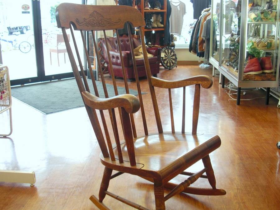 古き良きデザイン。キツツキマークのロッキングチェアが入荷