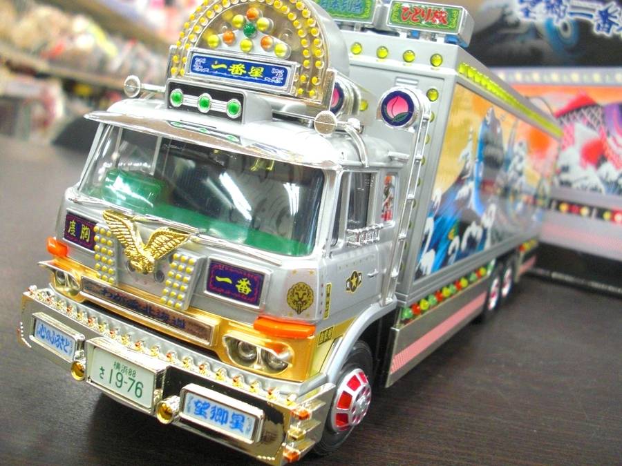 モーター駆動で走って光る！トラック野郎 望郷一番星 Amazon.co.jp: 20年前トラック野郎 望郷一番星 モーター駆動で