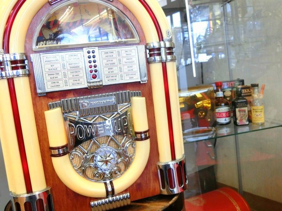 気分もあの頃に・・・? ジュークボックス型 ラジカセ入荷