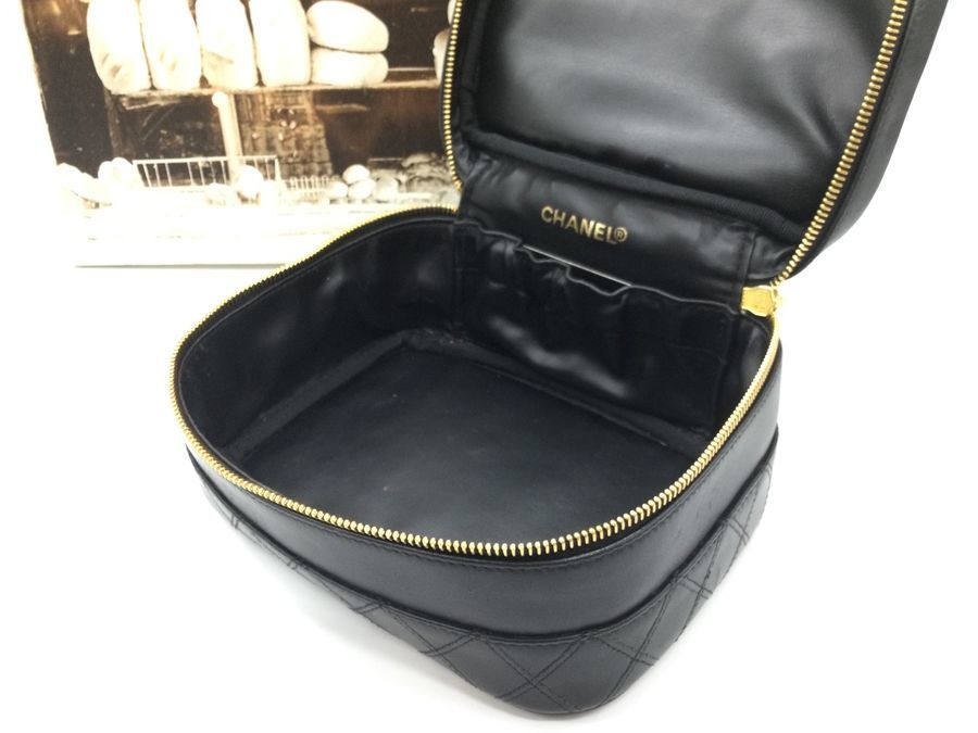 CHANEL シャネル　レザー　ビコローレ　バニティポーチ CHANEL/シャネル】ビコローレのバニティポーチが新入荷！今月の