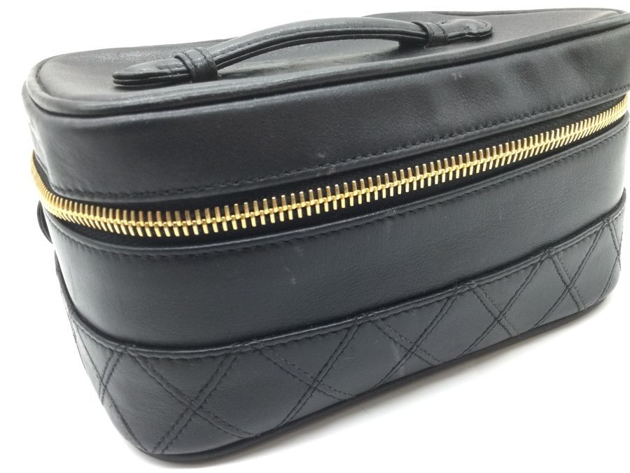 CHANEL シャネル　レザー　ビコローレ　バニティポーチ CHANEL/シャネル】ビコローレのバニティポーチが新入荷！今月の