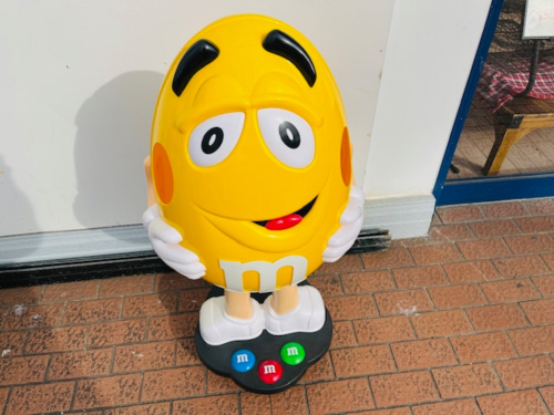 M&M's 特大 イエロー キャラクター 等身大 フィギュア 約100cm 仲間が増えました！m&m'sのストアディスプレイ等身大フィギュアが入荷