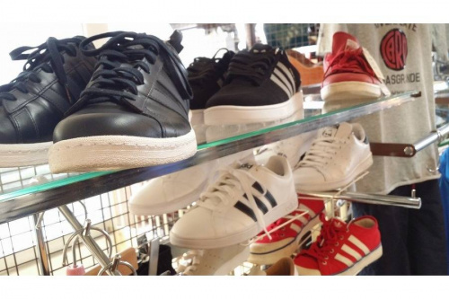 シューズのアディダス(adidas)