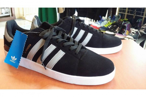 シューズのアディダス(adidas)