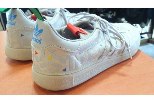 シューズのアディダス(adidas)