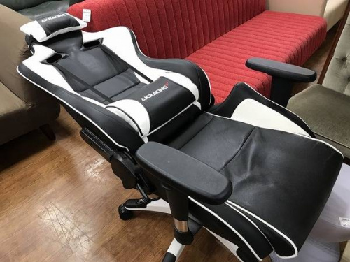 イスのゲーミングチェア