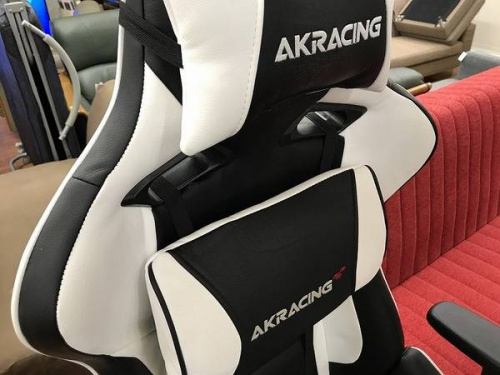 ゲーミングチェアのAKRACING