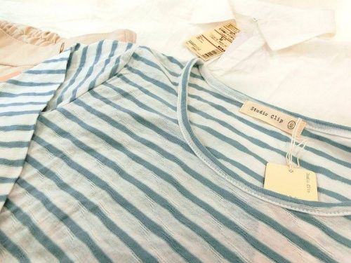 レディースファッションのシャツ