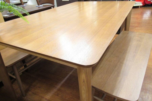 家具のテーブル