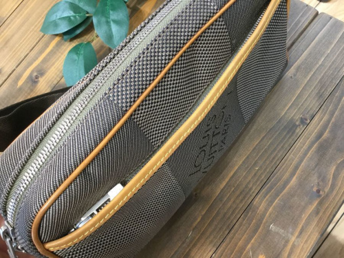 ボディーバッグのLOUIS VUITTON