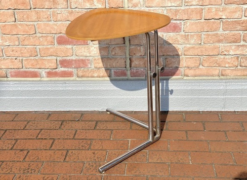 テーブルのサイドテーブル