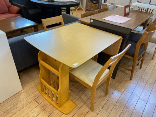 生活家具のテーブル