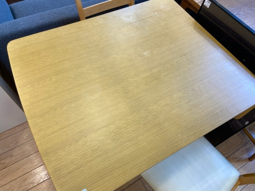 テーブルのダイニング4点セット