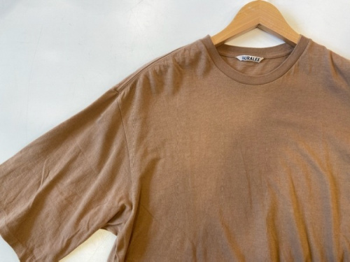 トップスのTシャツ