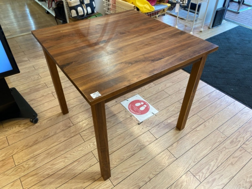 生活家具のダイニングテーブル