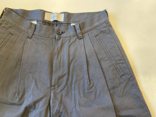 ボトムスのパンツ