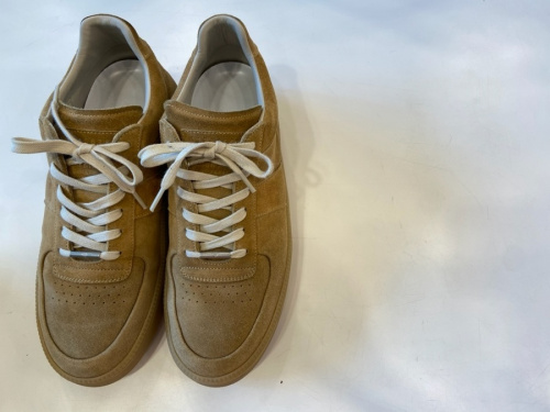 靴のスニーカー