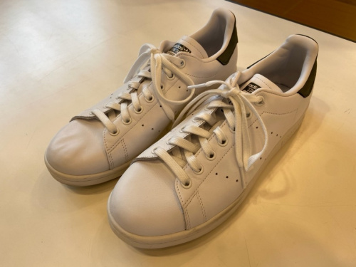 スニーカーのadidas　アディダス