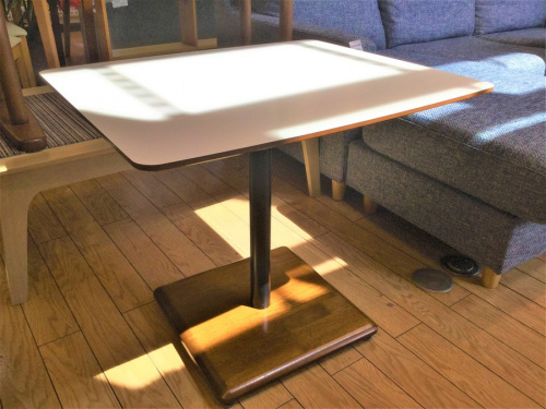 家具のテーブル