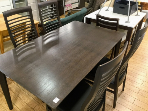 生活家具のテーブル