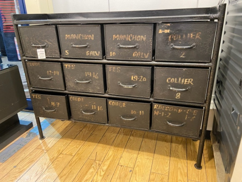 収納家具のインダストリアル家具