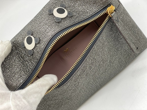 ポーチのANYA HINDMARCH