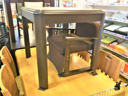 家具のテーブル