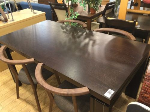 生活家具のテーブル