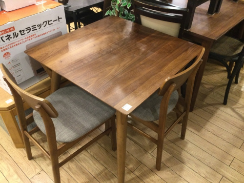 生活家具のテーブル