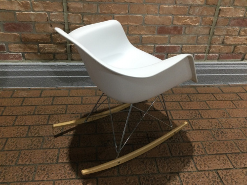 イームズのロッキングチェアー