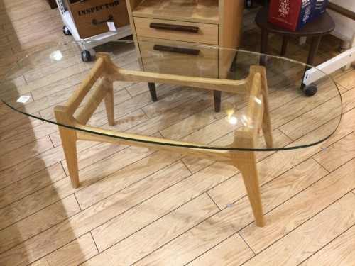 生活家具のテーブル