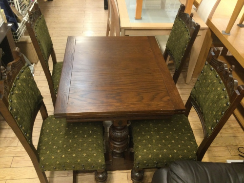 生活家具のテーブル