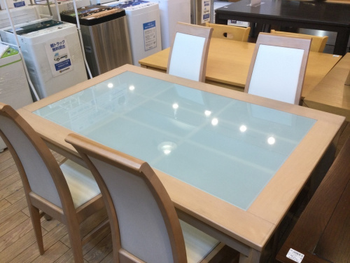 生活家具のテーブル