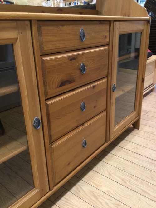 キッチン収納のカントリー調ロングサイドボード