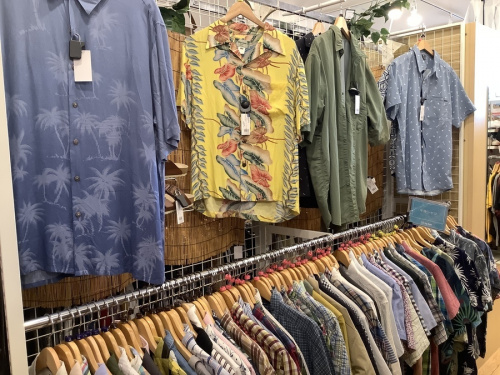シャツのTシャツ
