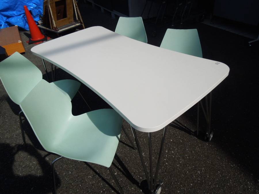 KartellのMAXテーブルとMAUIチェアのダイニングセット【上福岡店